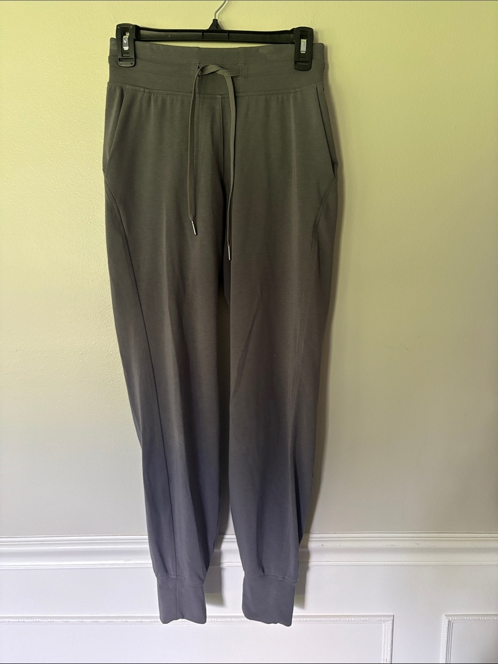 Lululemon Women’s Knit Jogger Pants Gray Size 2 LW5FSJS